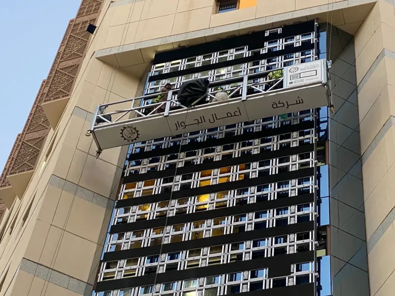 تركيب شاشة LED خارجية على واجهة مبنى في عمان